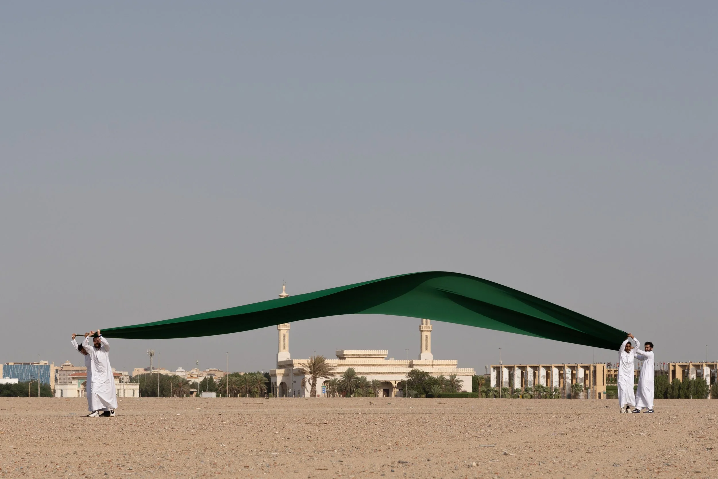 Two Pole Flag, Performance, Jeddah, Saudi Arabia, 2014 // Fotografía, impresión digital // 90 x 60 cm