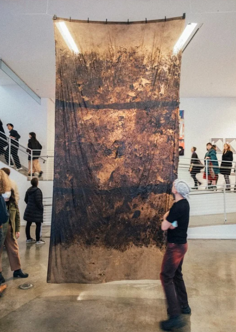 María Elena Pombo // Venezuelan petroleum for the south Bronx, 2024 // Large-scale Sculpture, Dead Stock Silk, Petroleum, Sargassum Algae Extract, Water and Glycerine // 3,5 x 2 m