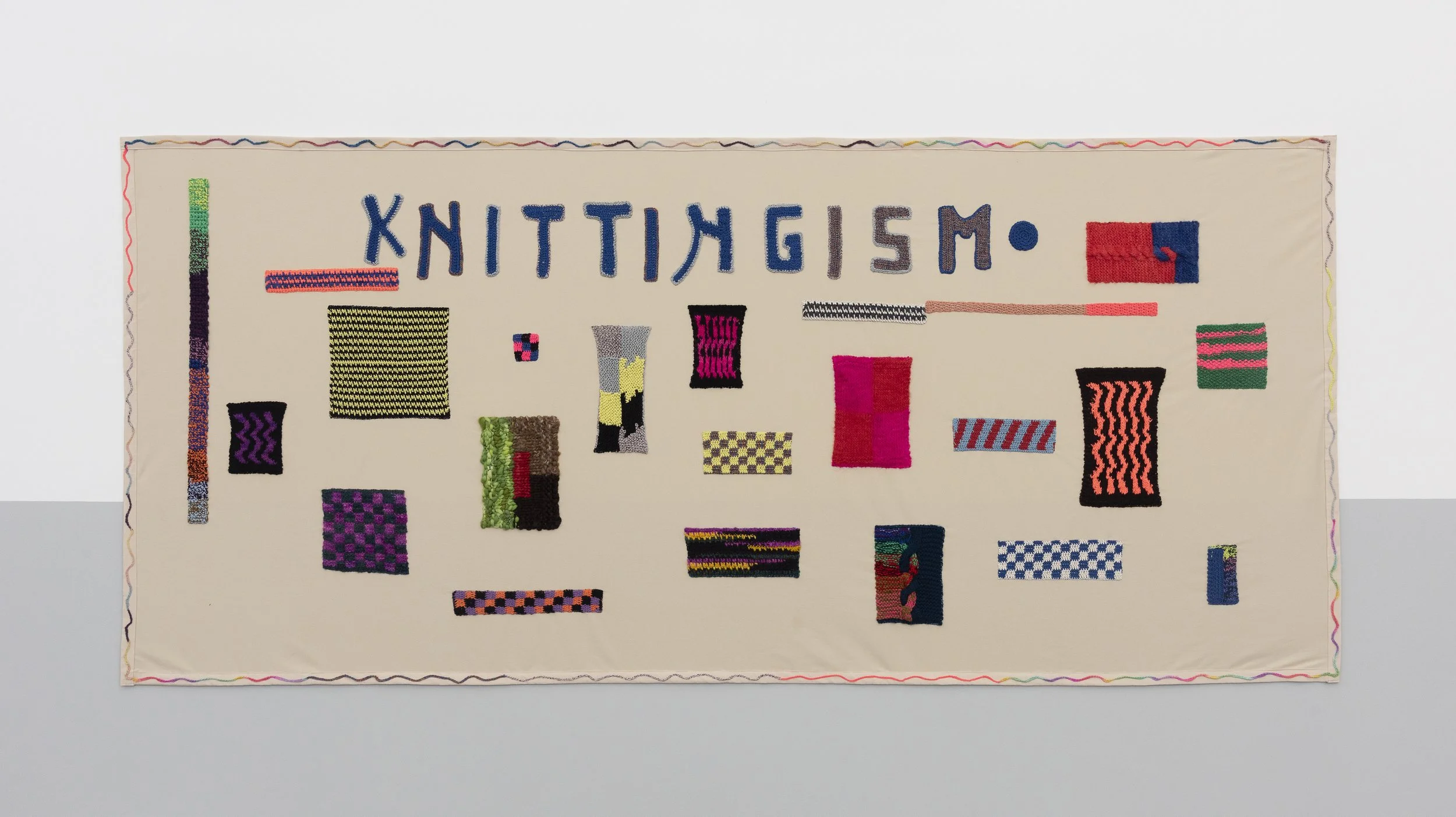  Knittingismo, 2022 // Thread, natural and acrylic wool on fabric // 164 x 368 cm.