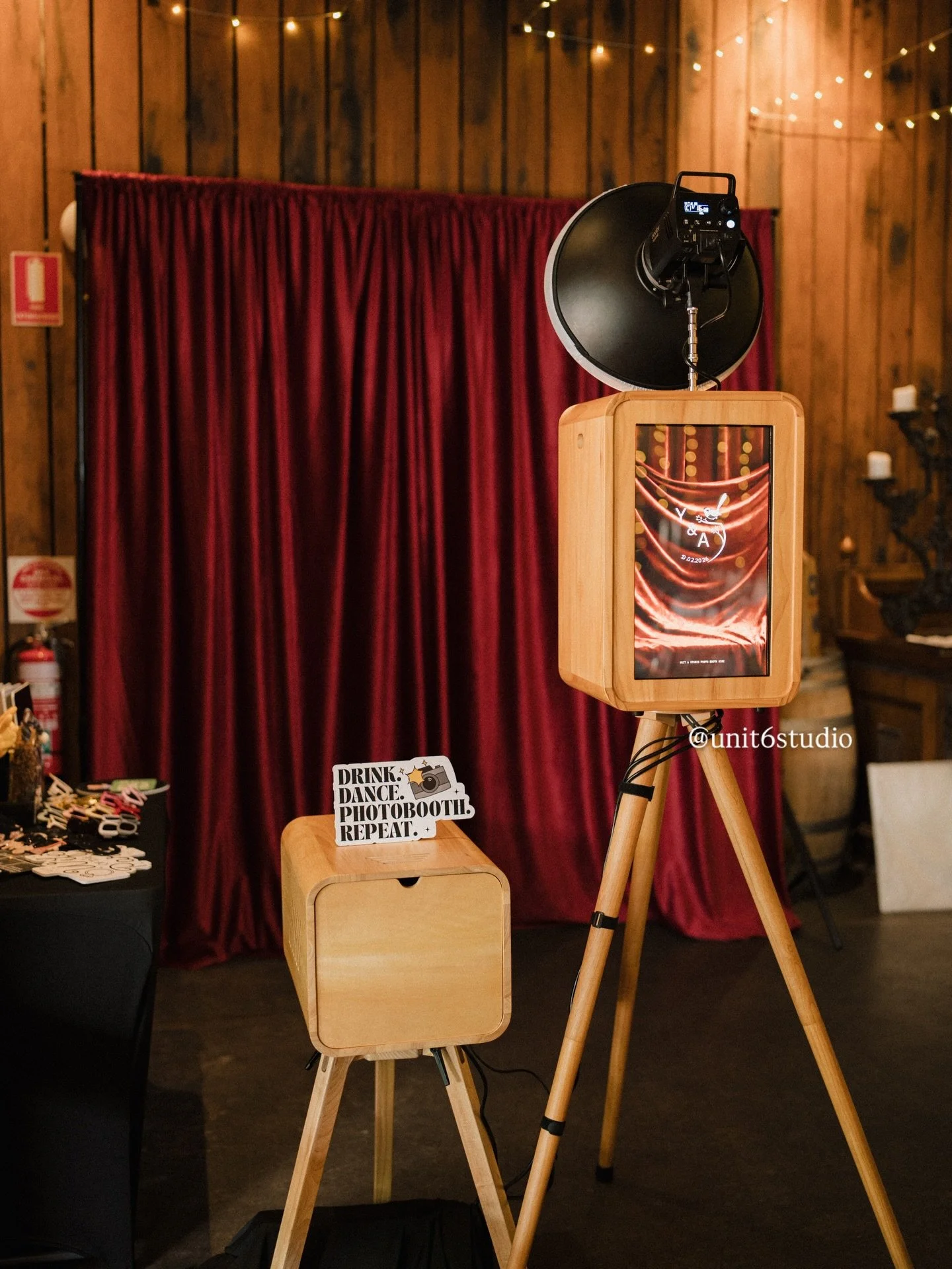 Sandalford Winery Oak Room + Our Wooden Booth setup = 😚👌🏻

Yesterday&rsquo;s celebration for Ying &amp; Andrew. 

Lovely working with one of the chillest and kindest wedding planner, @amyweddingplanner.