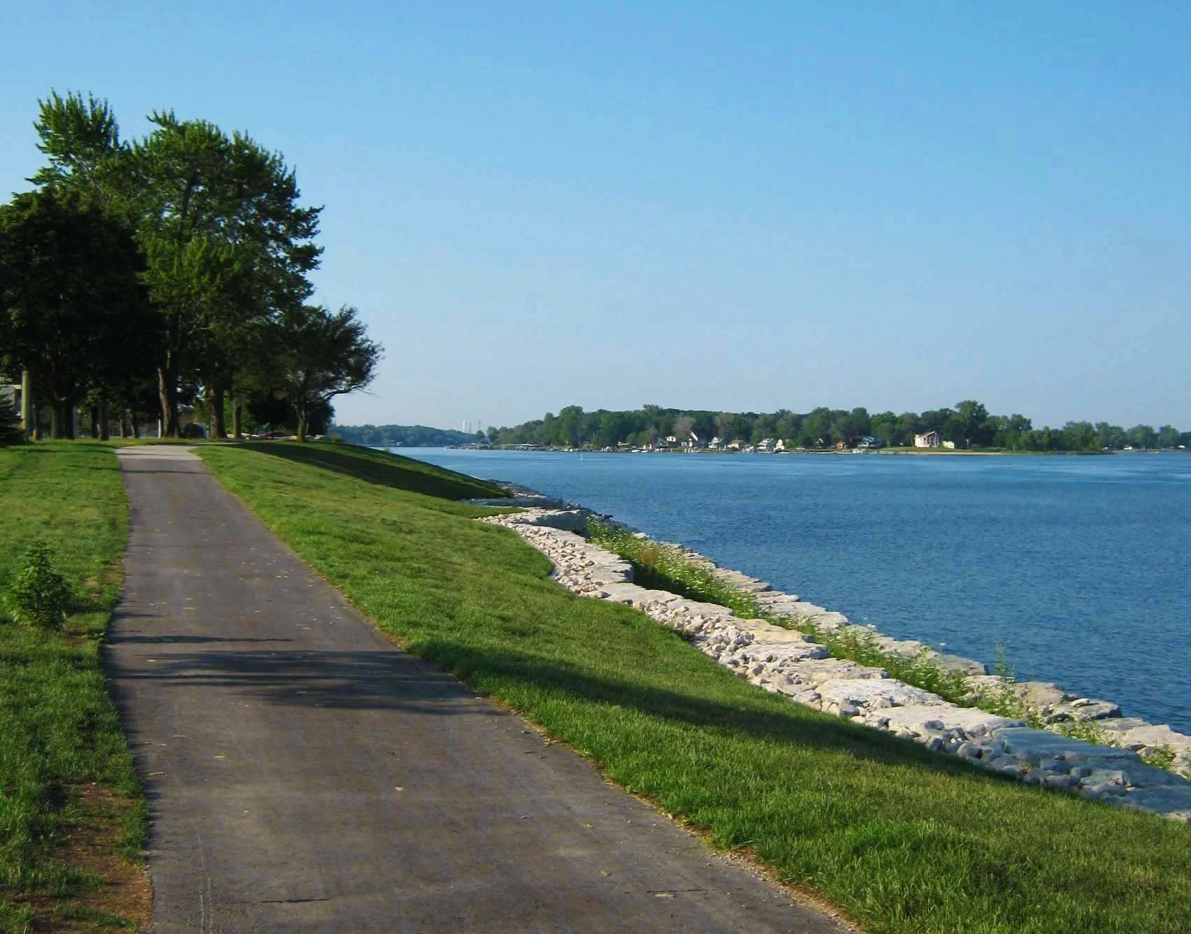 A 90k loop that passes through Corunna (along the St Clair River) and Petrolia before heading to Camlachie and riding along Lake Huron to Sarnia.