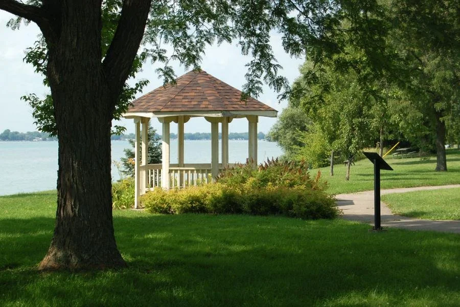 115 km loop that goes out along the St Clair River and returns along quiet country roads. Enjoy a stop in Sombra at this quaint Gazebo and grab an ice cream before heading back towards home.