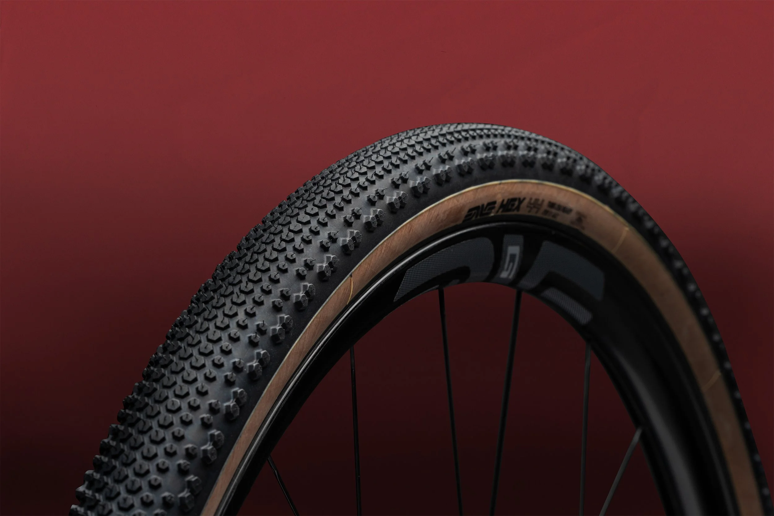 Cara-ENVE-Hex-40-44-Gravel Tire-0830.jpg