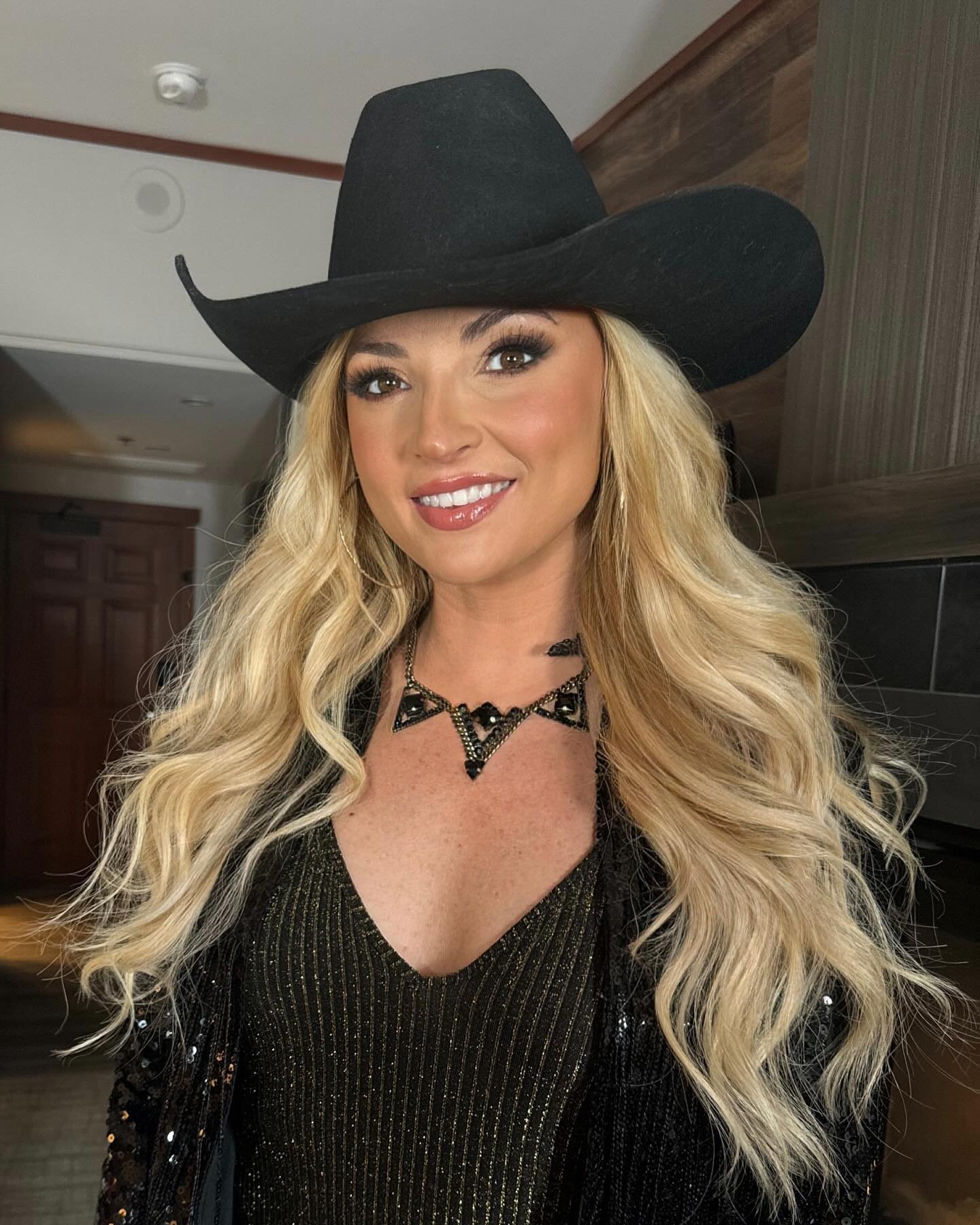Glam for @karenwaldrupmusic // The total country package. DROP DEAD GORGEOUS. INCREDIBLY talented with a heart of gold. Swipe ➡️ for the SWEETEST glam shout from @karenwaldrupmusic on stage at the @snocasino. 🥹 💄

NOW GO WIN THE @nbcthevoice @karen
