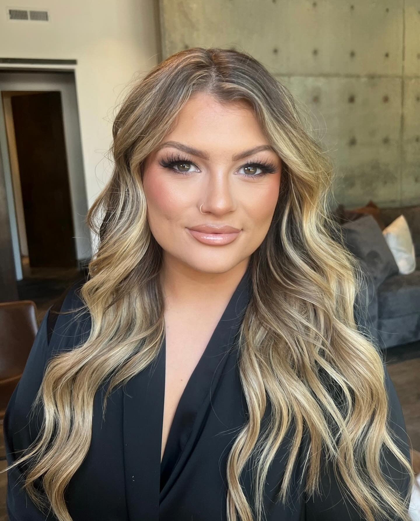 @_tlstevens 🖤

FACE 
Foundation @narsissist longwear foundation and @esteelauder DW mixed 
Concealer @tartecosmetics 
Cream contour/bronze @lysbeautyofficial 
Liquid Blush @rarebeauty hope and @charlottetilbury Pinkgasm 
Powder blush @gucci radiant 