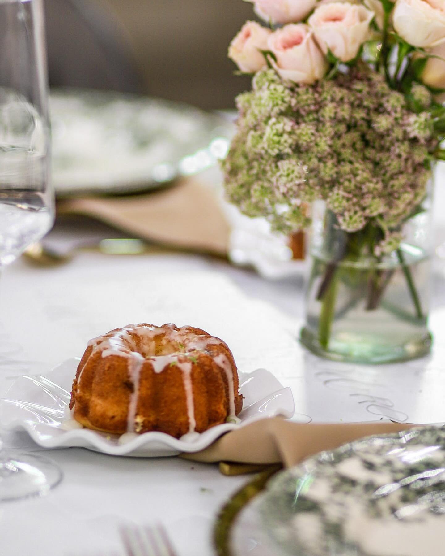 @lo.and.rosie can be used for many things, but #dining may be our favorite. 

Breakfast, brunch, lunch, linner, dinner&hellip; we love every meal of the day. If you are a #chef that would like to showcase your talents, we have the perfect #fullservic