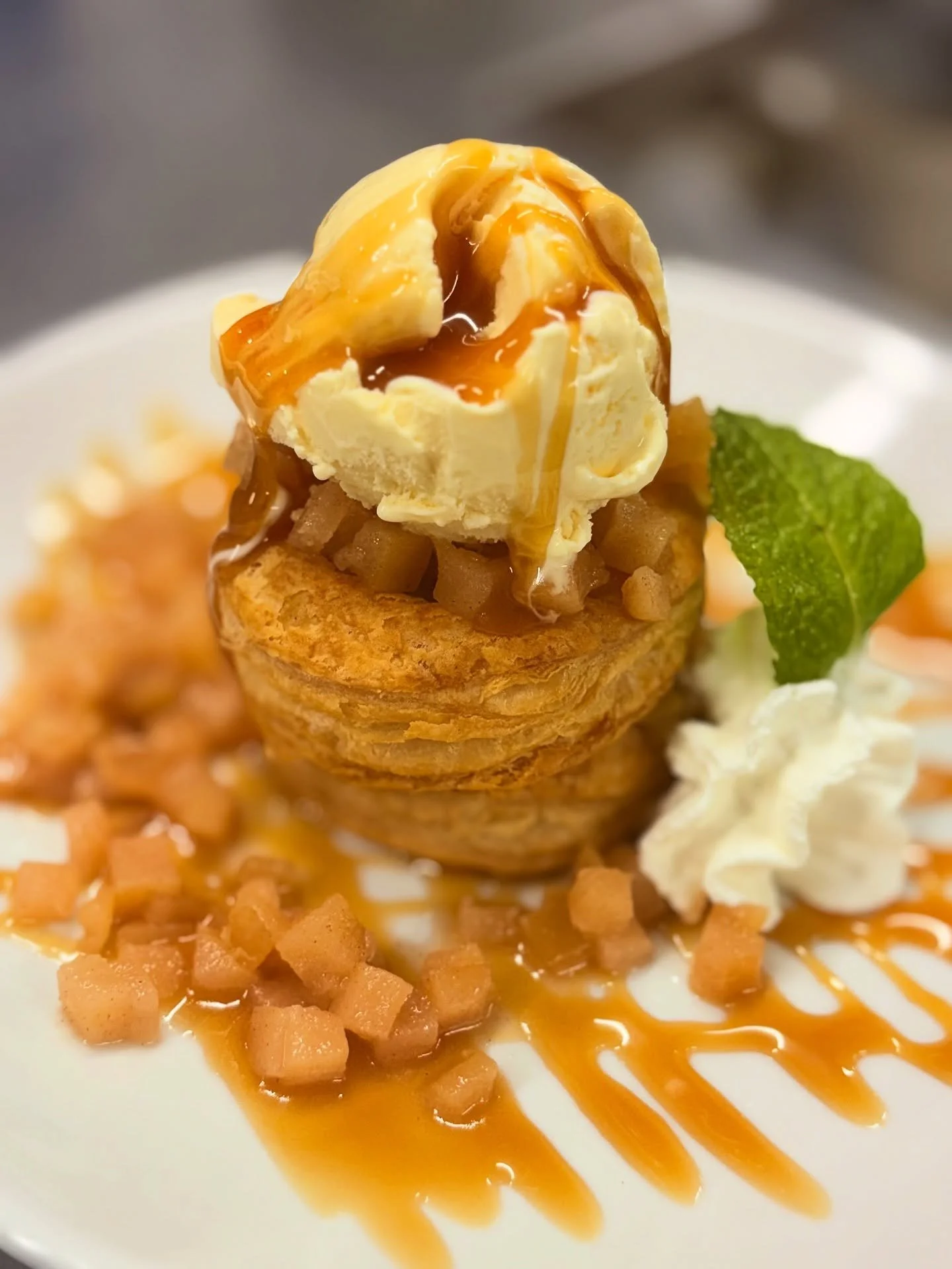 A moment for our house-made desserts 🍁Featured is our most popular: the Spiced Apple Tart with Vanilla ice cream and Caramel sauce🤌What a way to end the night!✨
.
.
.
#falldesserts #spicedapple #citronbistrohs #hobesoundfl #jupiterflorida #treasure