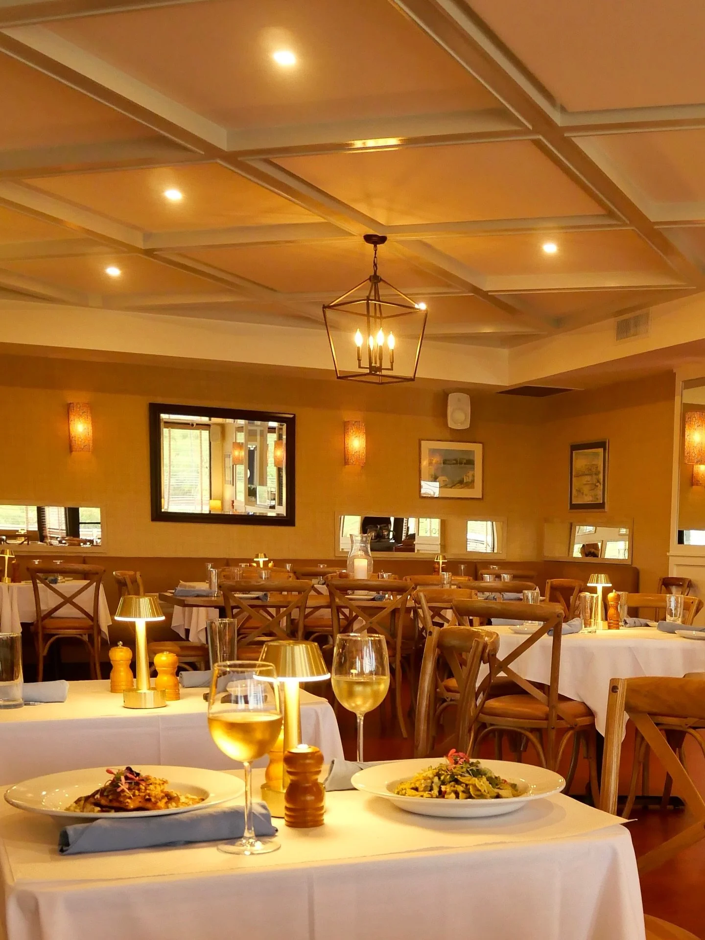 Table for 2 Please🥂Join us daily from 11am-9pm✨
Happy Hour served daily from 3-6pm🍷
.
.
.
#citronbistro #hobesoundflorida #hobesound #jupiterflorida #discovermartin #treasurecoastfl #treasurecoastfoodie