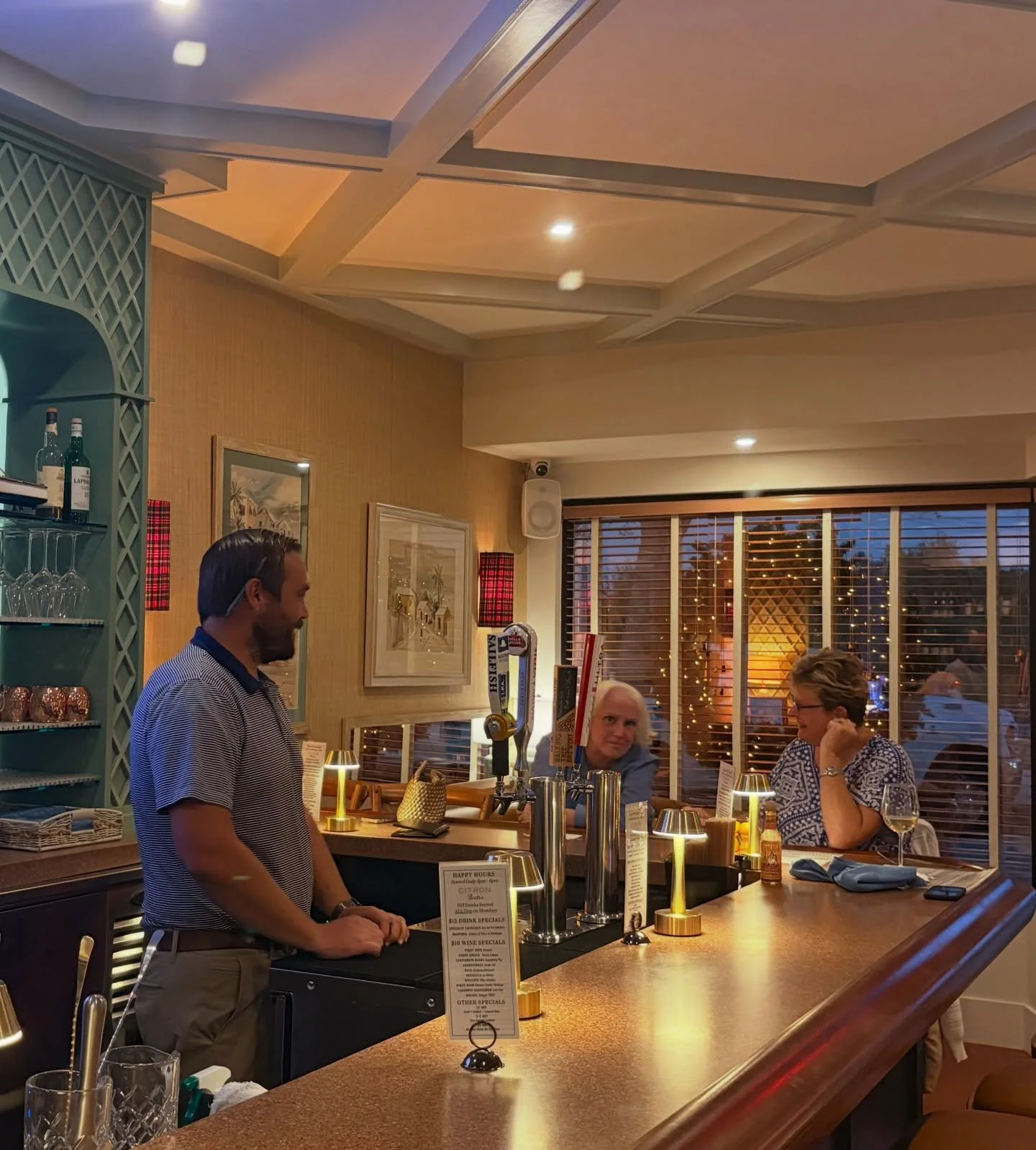 ✨ December feels at Citron.
Settle in at the bar this evening..festive lights, cozy conversations, and your favorite cocktails waiting for you.
We&rsquo;ll save you a seat. 🍸✨
.
.
.
#hobesoundflorida #hobesoundfl #holidays