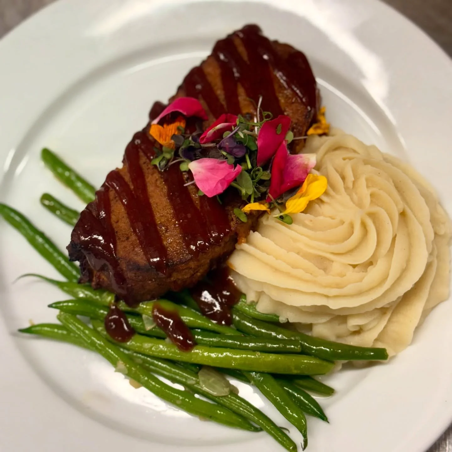 Warm up this Holiday season with Chef's New Barbecue Meatloaf Wednesday Special. Available every Wednesday from 4-9pm, First Come..First Served🤌
.
.
#hobesoundflorida #hobesoundfl #eatlocal