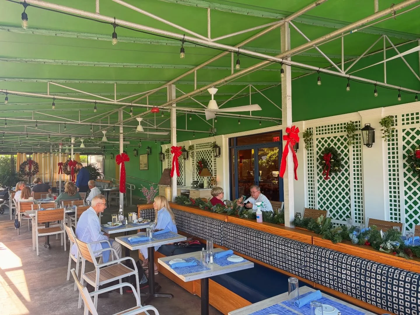 When the weather is this nice it's always a good idea to dine out on our outdoor patio 🌴 
.
.
.
#hobesoundfl #hobesoundlocals #treasurecoastfoodie  #jupiterfl