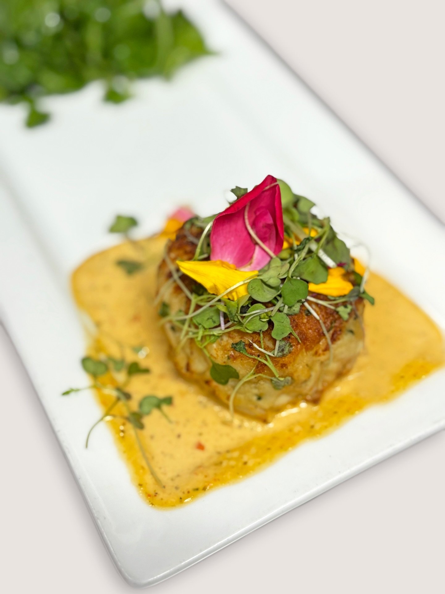 💐Some Spring favorite moments so far to go with our favorite appetizer at Citron Bistro: the Jumbo Lump Crab Cake🤌 
.
.
.
#crabcake #coastalcuisine #seafoodlovers