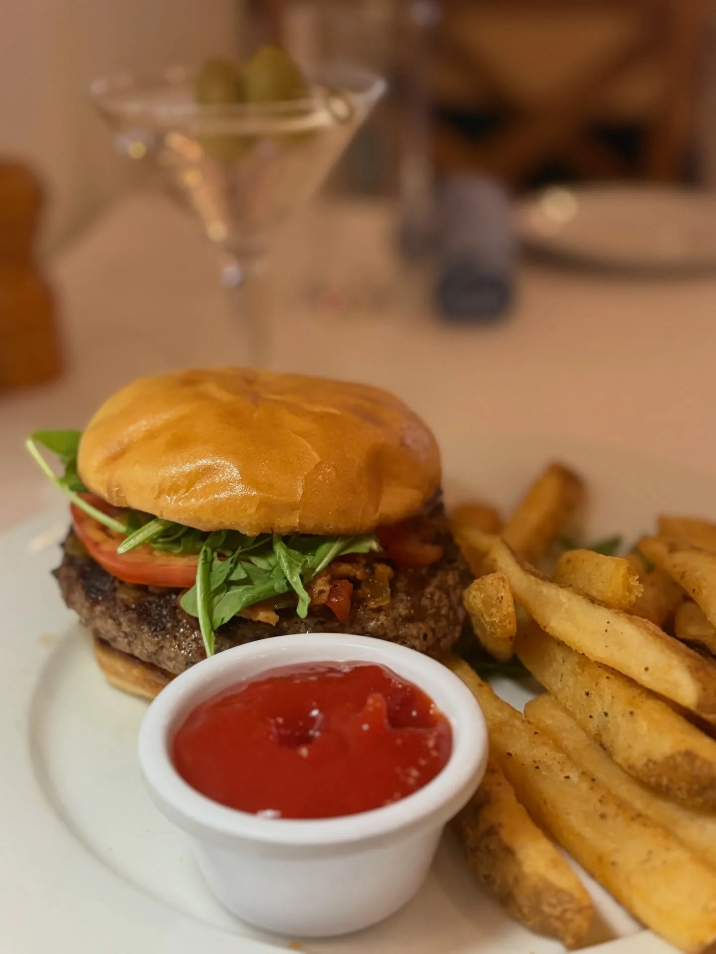 A moment for our 8oz CAB Bistro Burger🤤And what makes our burger so tasty? Our Bacon Tomato Jam. But don't tell. 🤌
.
.
 #coastal #treasurecoastfoodie #hobesoundfl