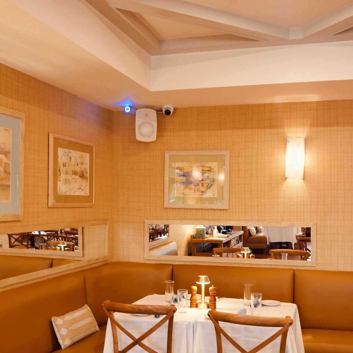A little escape from the outside world, our interior booths bring all the cozy, romantic coastal energy for your next night out✨
Book your next dinner with us! 
.
.
#coastaldining #palmbeacheats #cozyvibes