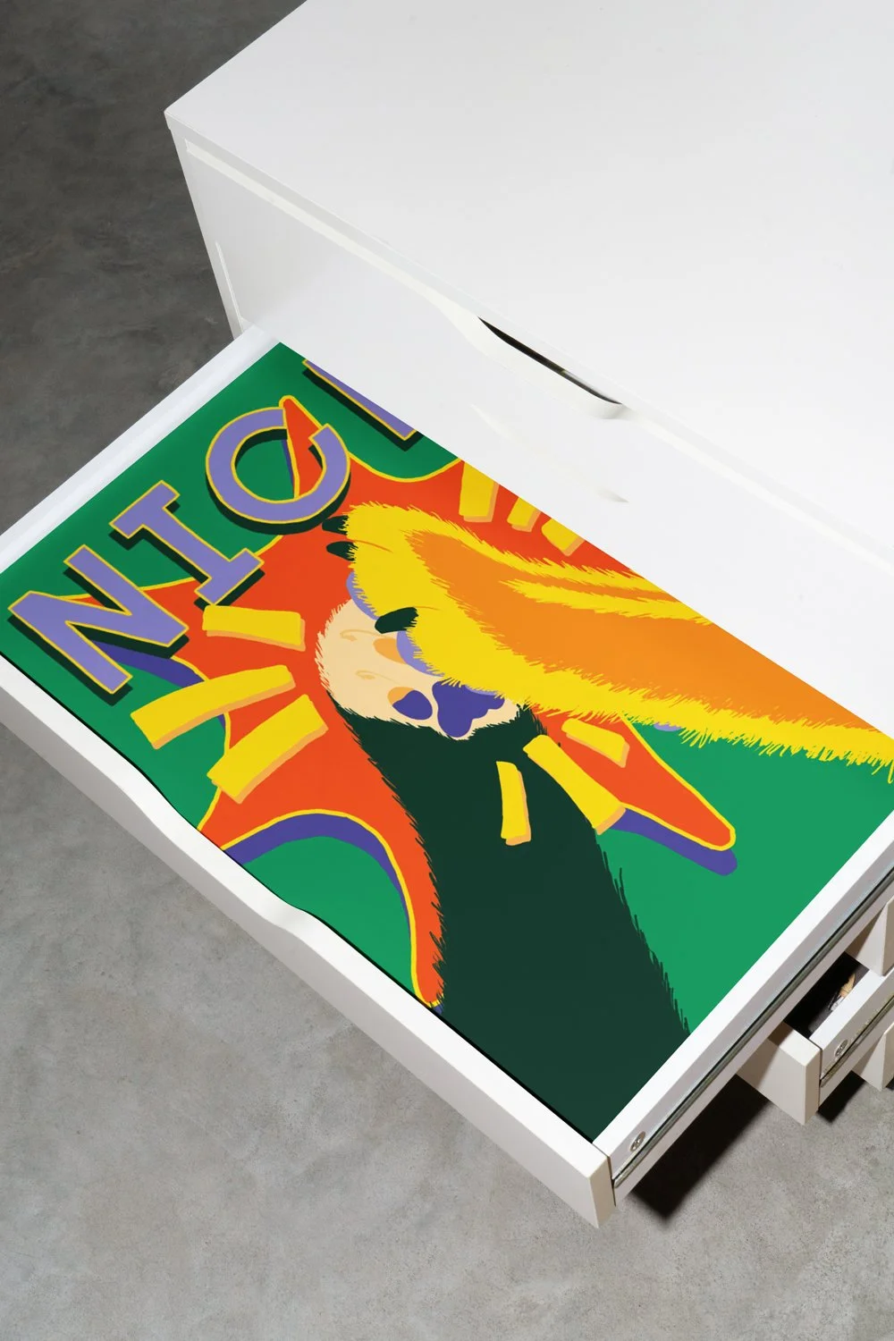 Plakat mit dem Schriftzug „Nice“ und farbiger Illustration in einer geöffneten weißen Schublade