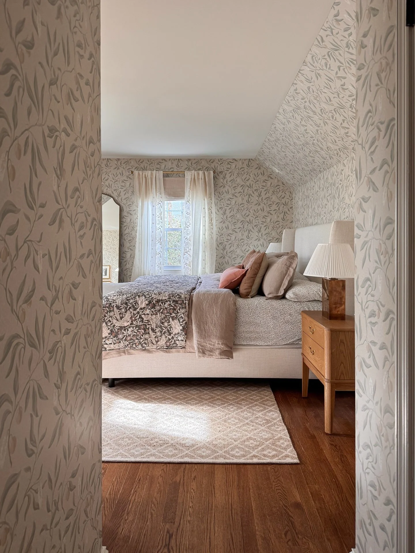 This bedroom was a blank slate (swipe to the end) when we started and we brought it to life! ✨ The warmth in this space is so palpable and it just feels magical. 

As always, we incorporated different textures and patterns to make it feel luxurious, 