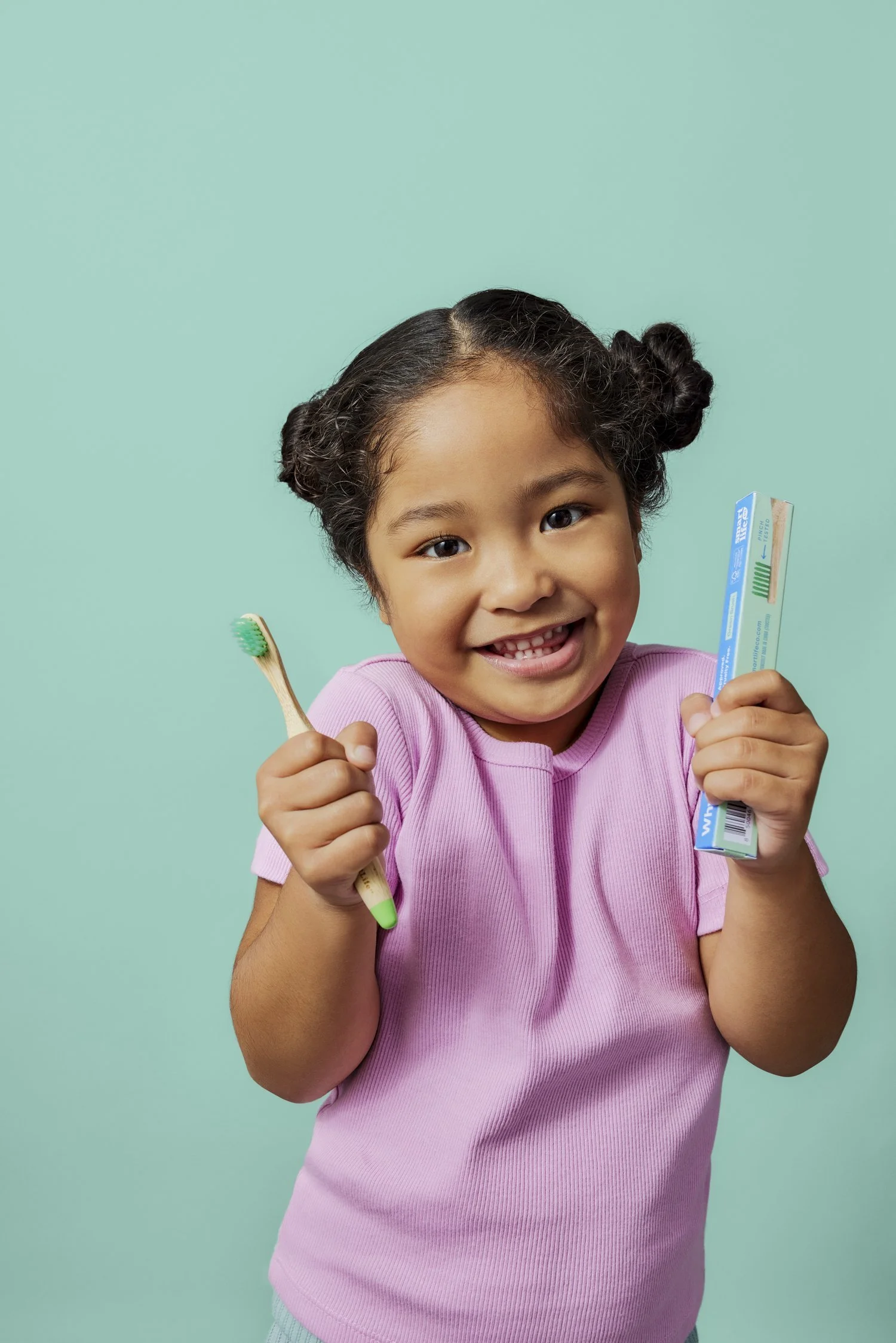 ErinScott-SmartLifeCo-May2024-GreySeamless-SmartSmiles-Pink-KidModel-Alt-26229.jpg