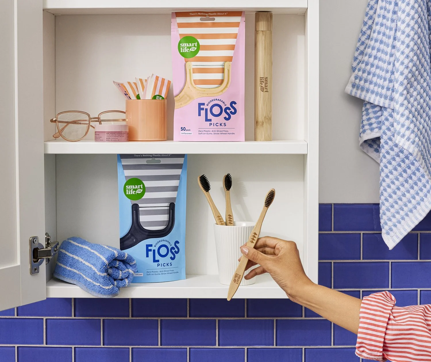 ErinScott-SmartLifeCo-May2024-BlueTileAdultFlossPickBag-WithModel-Shot6B-25327-2.jpg