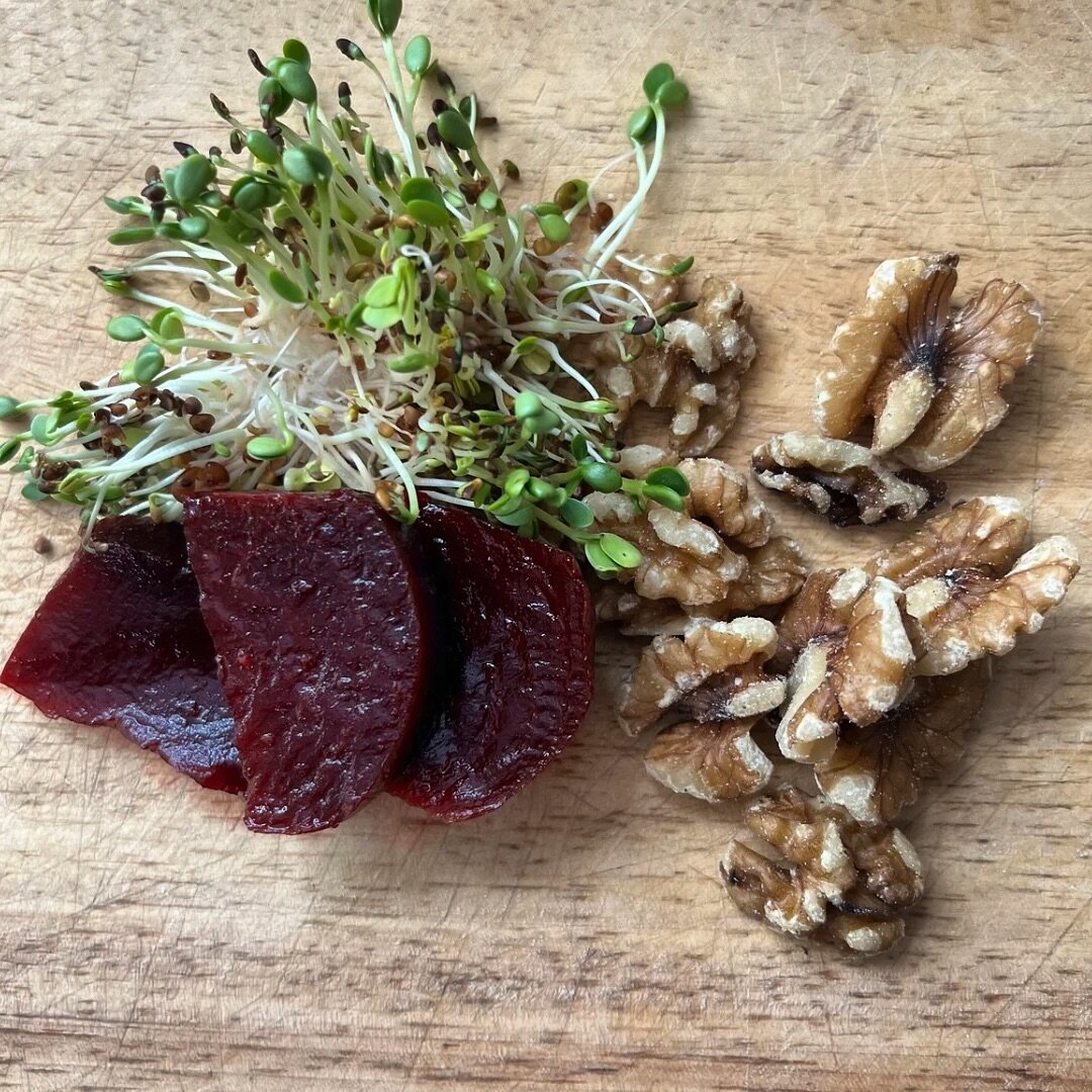 This trio has been a go-to, grab-and-go snack for a few reasons...

🌱Microgreens: High in antioxidants to combat oxidative stress and inflammation in the body.

🟤Walnuts: One of the richest plant-based sources of omega-3 fatty acids, which are esse