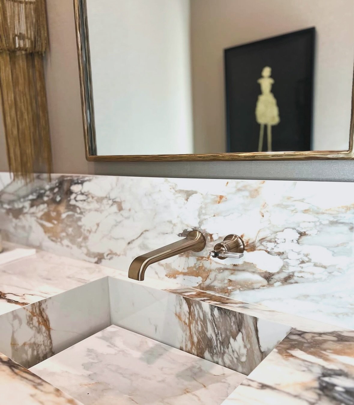 My absolute favorite powder room 🤩 From the detailed millwork, the custom porcelain countertops / sink, luxurious hardware and sparkly walls. I think we crushed it! @suzannefalkinteriordesign

Riverwoods Residence  @suzannefalkinteriordesign 

#inte