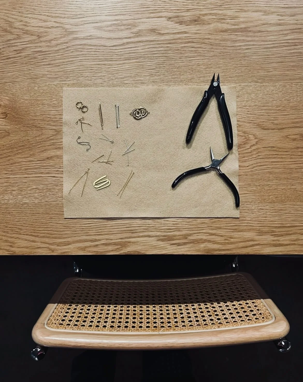 New favorite place to do my workshops ! Next one is scheduled for Friday May 15 at @studio_forma_slu (Queen Anne side of south lake union). You&rsquo;ll learn how to make earrings and walk out w at least 3 pairs by the end of the eve. Extra fun if yo