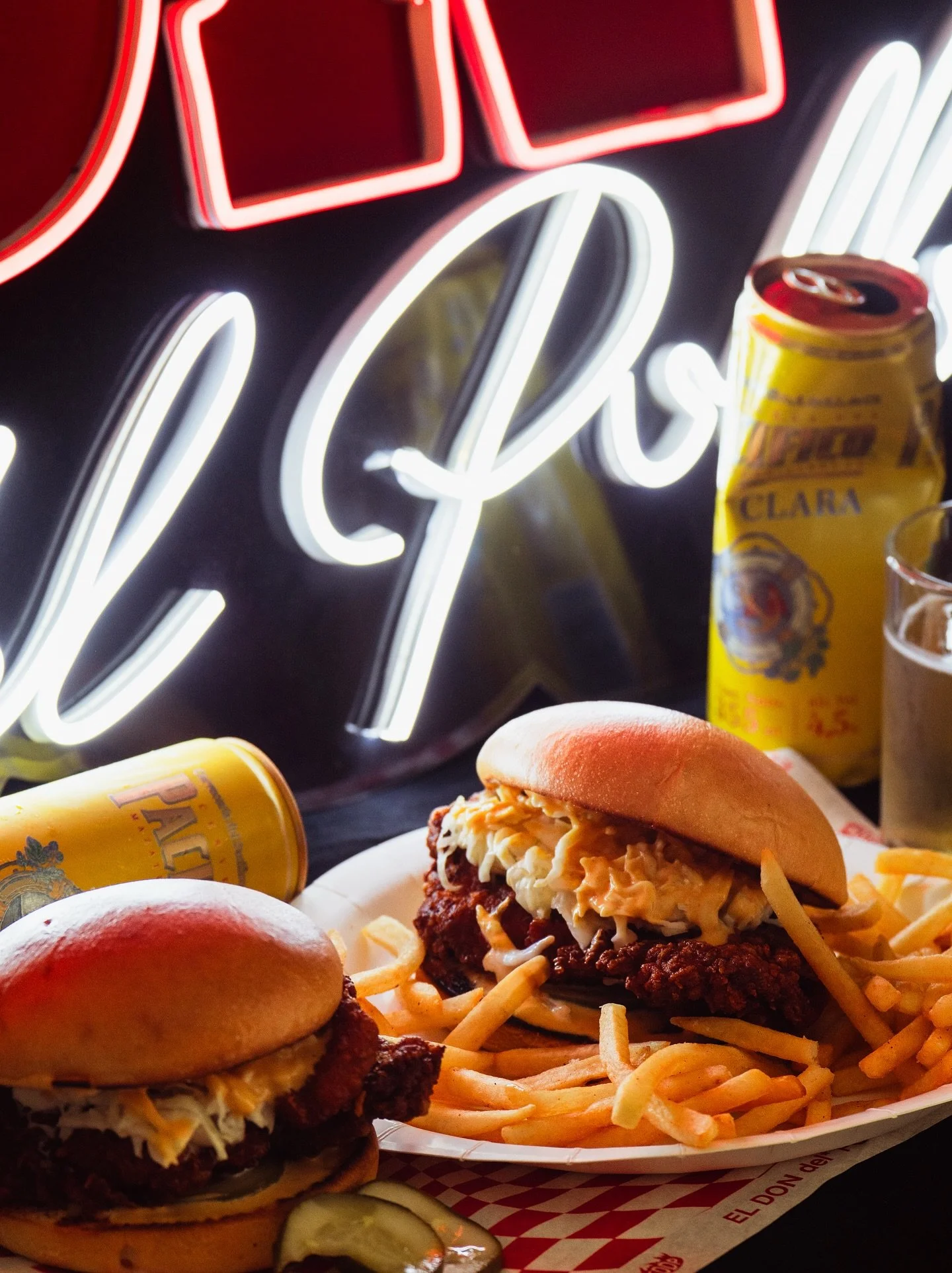 Hay algo tan especial en un sandwich de pollo frito y no sabemos que es. Si el pan, el pollo fresco, los pepinillos caseros, el empanizado y sus especies o el chili oil que da ese picor&hellip; Bueno si sabemos y es el esfuerzo por hacer el mejor pol