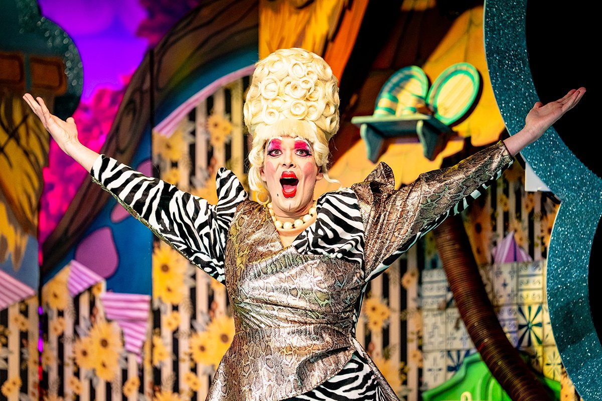 Matthew Baldwin in Jack and the Beanstalk - What A Whopper - Credit-SteveGregson.jpg
