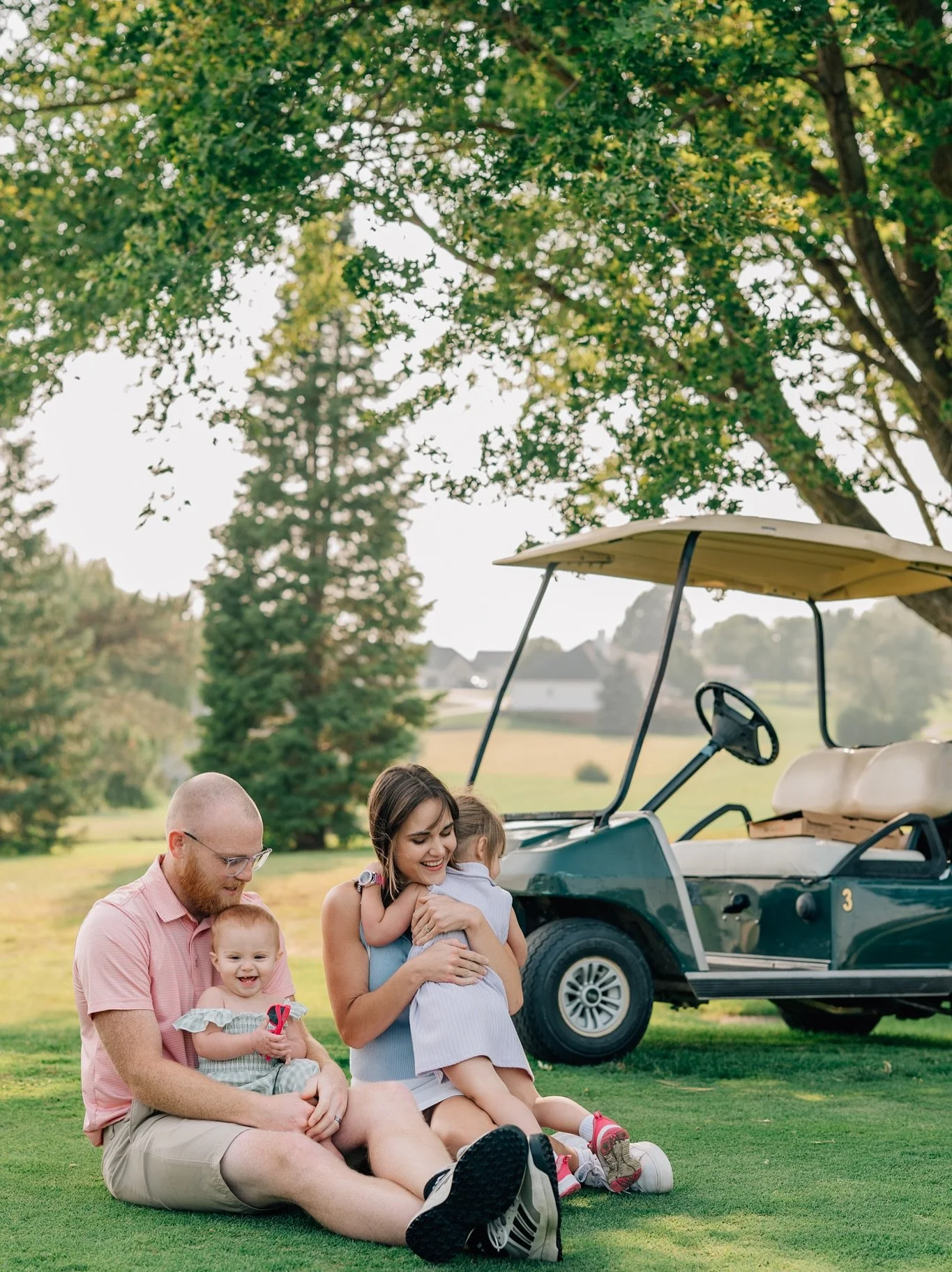 Who says you can&rsquo;t eat during family photos? ✨ This sweet crew leaned all the way into a documentary-style session, celebrating their daughter&rsquo;s birthday (new putter and all) with pizza in hand and a night on the golf course.

The girls w