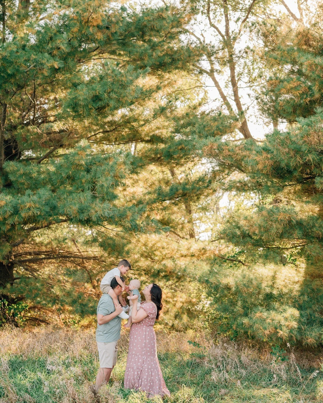It&rsquo;s such an honor when families invite me back into their lives... capturing their their childrens&rsquo; personalities and watching them grow and shine is such a gift.

#IowaFamilyPhotographer 
#FamilyPictures 
#CandidFamilyPhotos 
#ClairePet