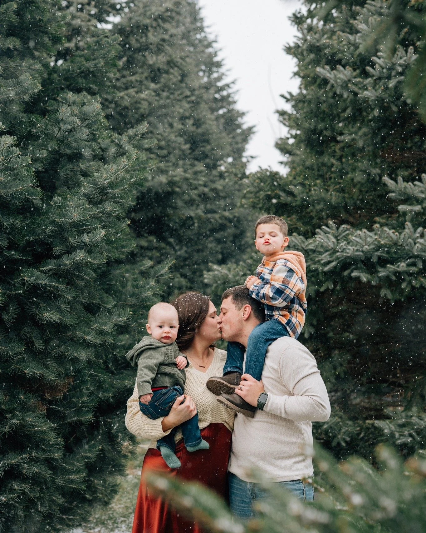 THIS is the magic of the season. ❄️✨

#IowaFamilyPhotographer 
#IowaNewbornPhotographer
#FamilyPictures 
#CandidFamilyPhotos 
#ClairePetersenPhotography 
#MidwestPhotographer 
#familyphotoinspo 
#Lifestylefamilyphotography
#DocumentaryFamilyPhotograp