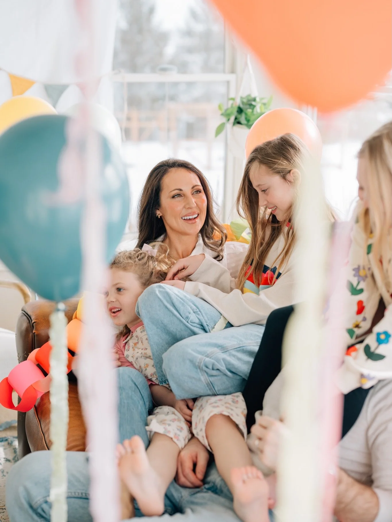 40 looks like this 🎈✨

An in-home family session filled with balloons, movement, and the sweetest kind of chaos.  Celebrating Mom&rsquo;s 40th birthday exactly how it should be: surrounded by her people.

Claire Petersen Photography | Iowa Family Ph