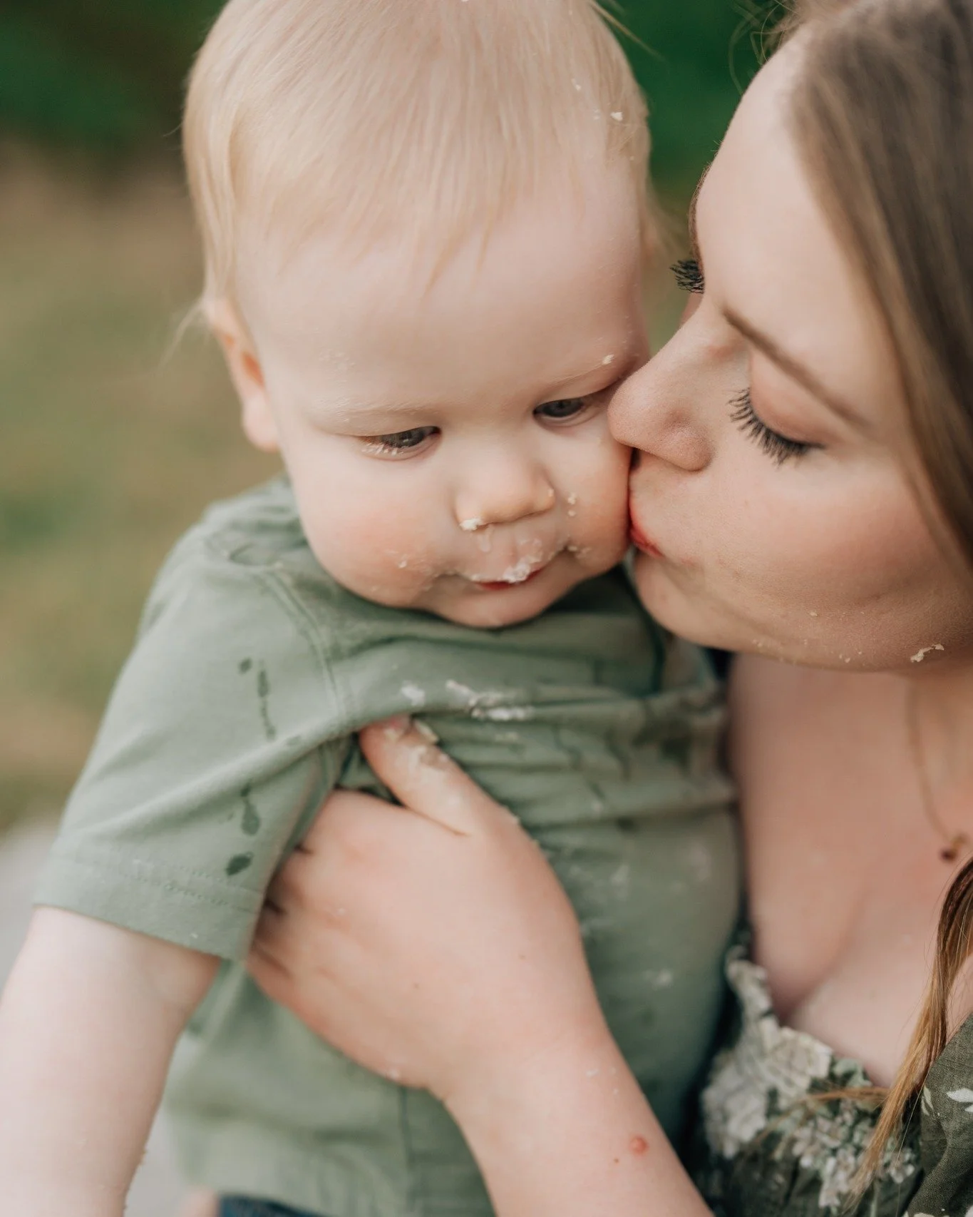 rainy days + editing galleries like this = my favorite kind of magic 
🍰
the frosting, the kisses, the moments you never want to forget

another gallery delivered! 

Claire Petersen Photography | Iowa Family Photographer | Family Photos | Candid Fami