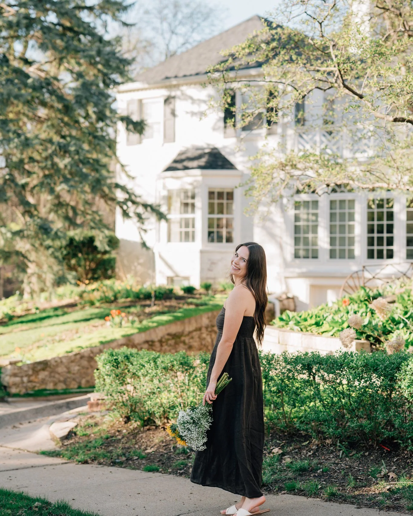 what started as absolute chaos because of the wind turned into the most FUN, carefree, main-character kind of night! and that champagne pop?! iconic 🥂
this is your reminder that your grad session doesn&rsquo;t have to be perfect to be unforgettable&
