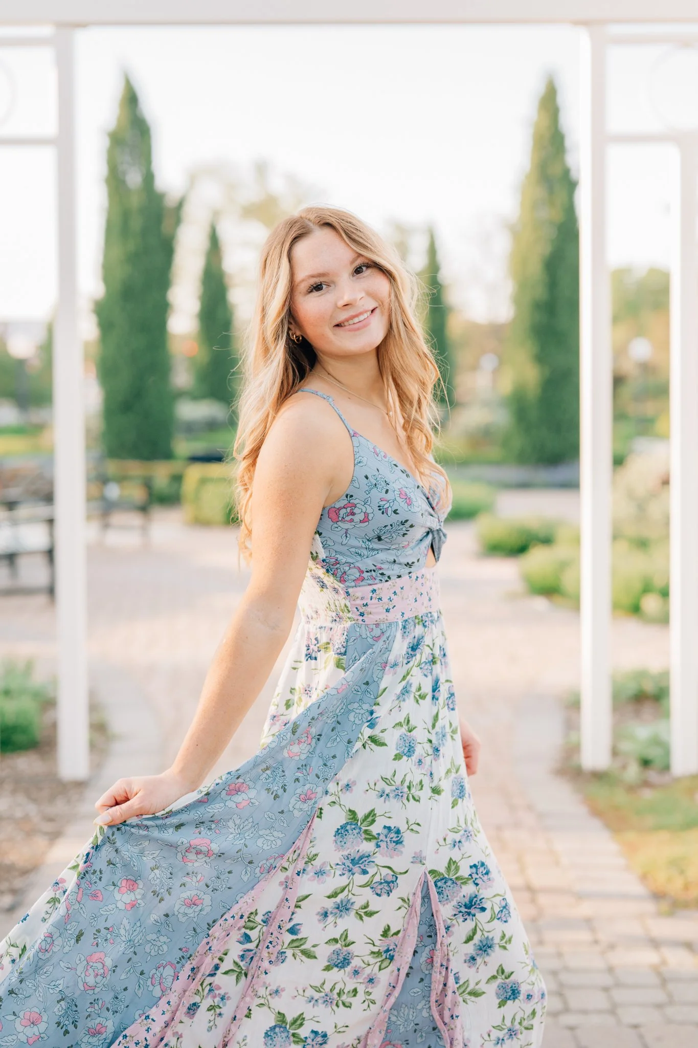 Senior picture of girl in a beautiful garden.