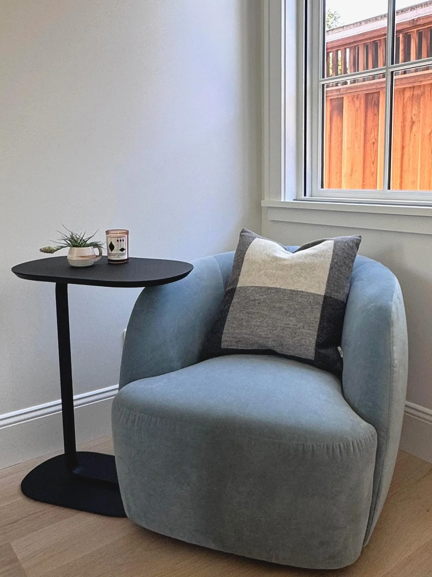 Matching swivel chairs (for the kid in everyone!) with versatile C-tables are ideal for working, dining, relaxing, and displaying fun decor.

Furnishings and photos by @compositioninteriorsinc.