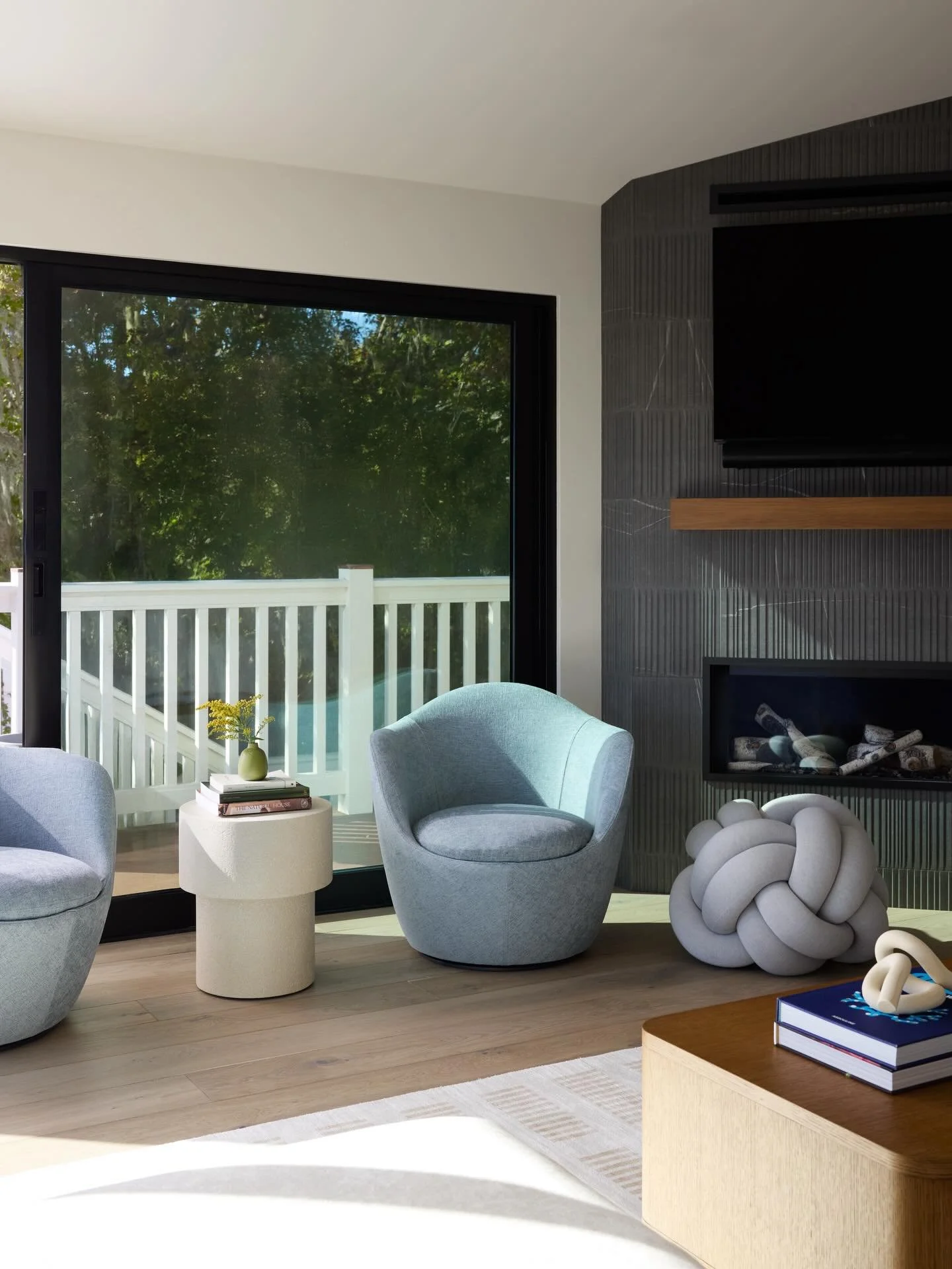 Reminiscing about this Seascape project. The rays of light, subtle hints of whimsy, and lots of knots! The flared arms on these @designwithinreach swivel chairs are so inviting and wildly comfortable. With all of the smooth wood surfaces and soft fab