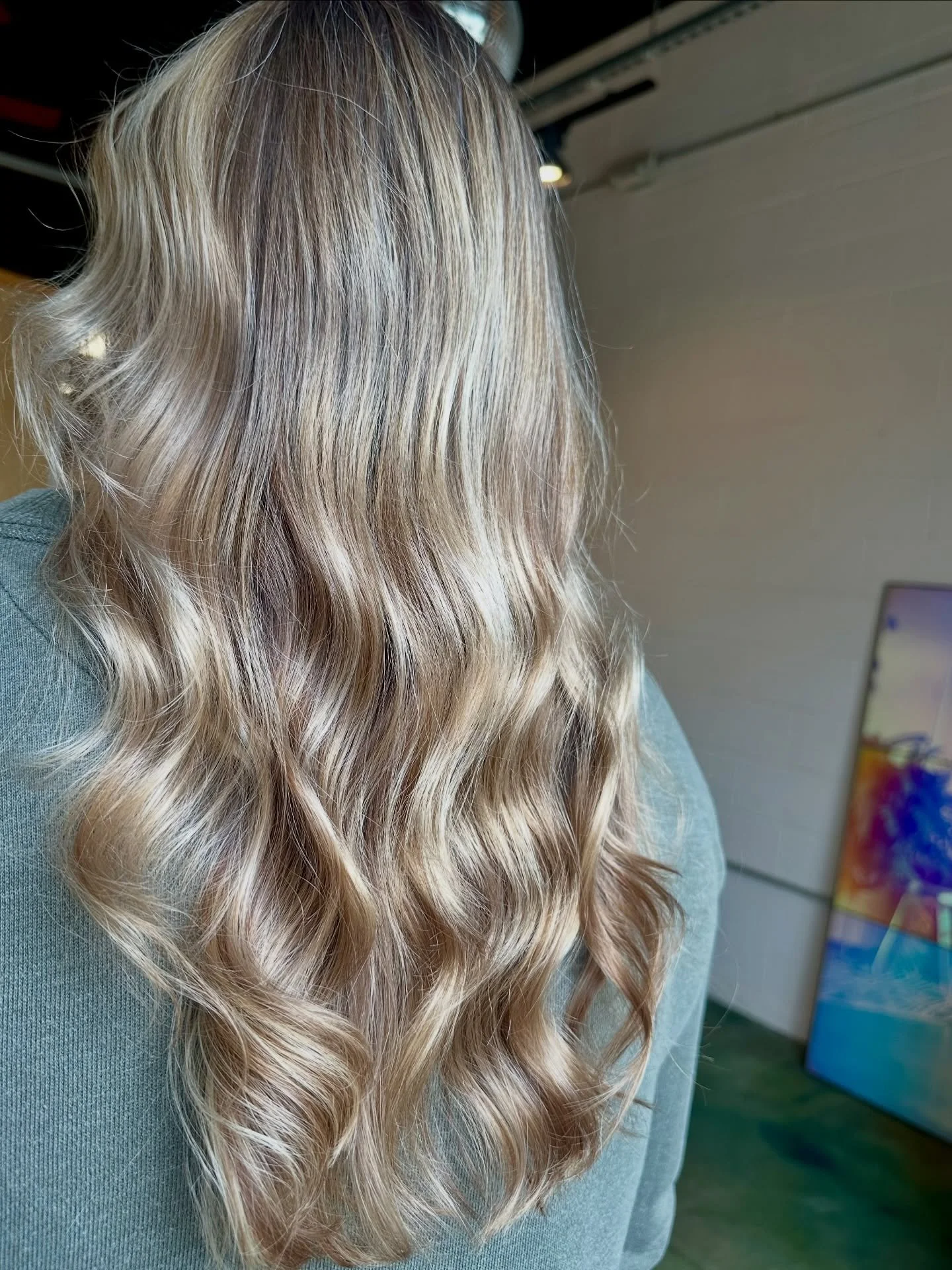 Bright, Blonde, and Beautiful 🍁🍂

We used Balayage to enhance her natural color ✨ and create soft dimension ✨