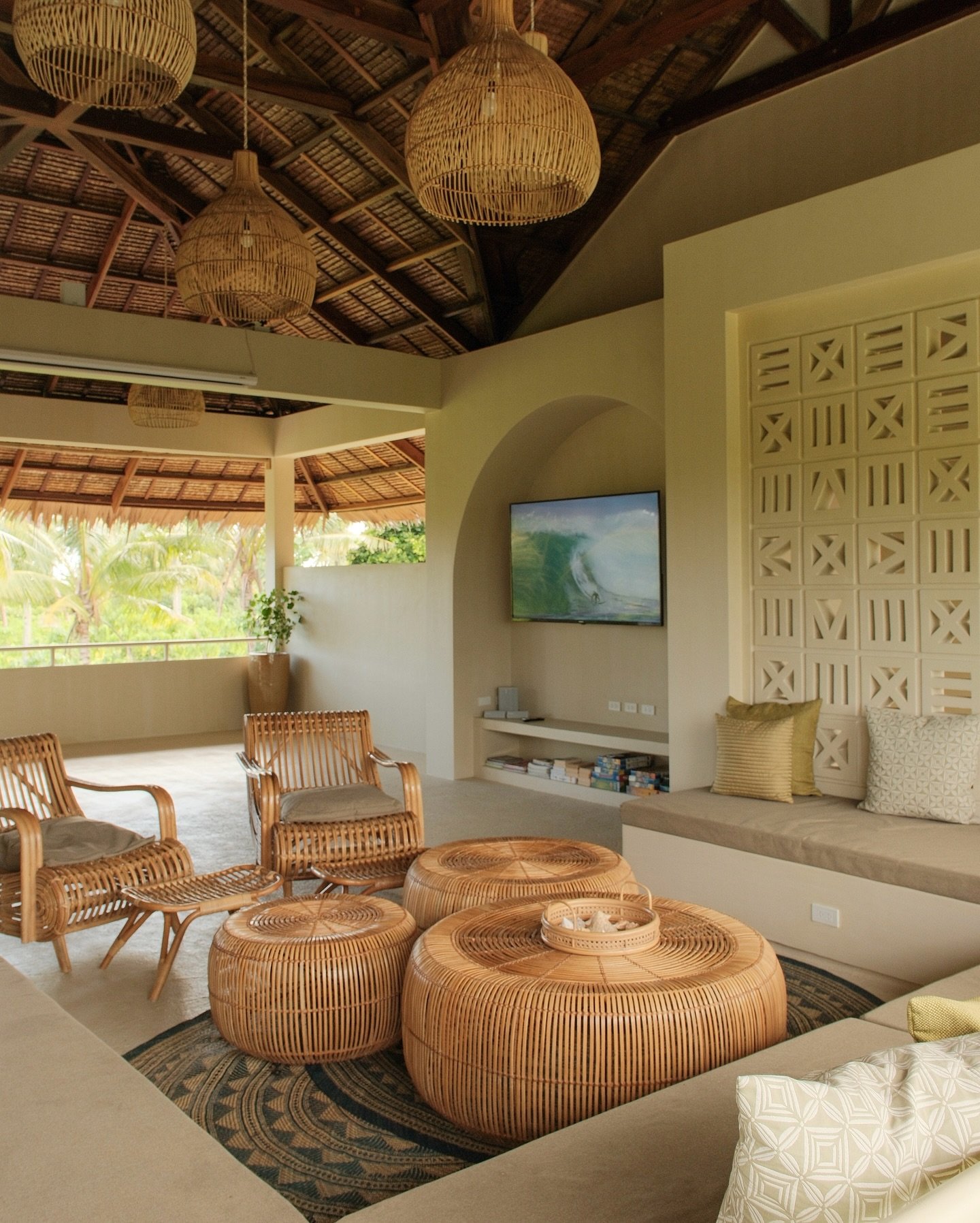 Embrace the tropical lifestyle and gather your best friends, family and loved ones in our spacious common areas - thoughtfully created for unforgettable gatherings. 🏝️