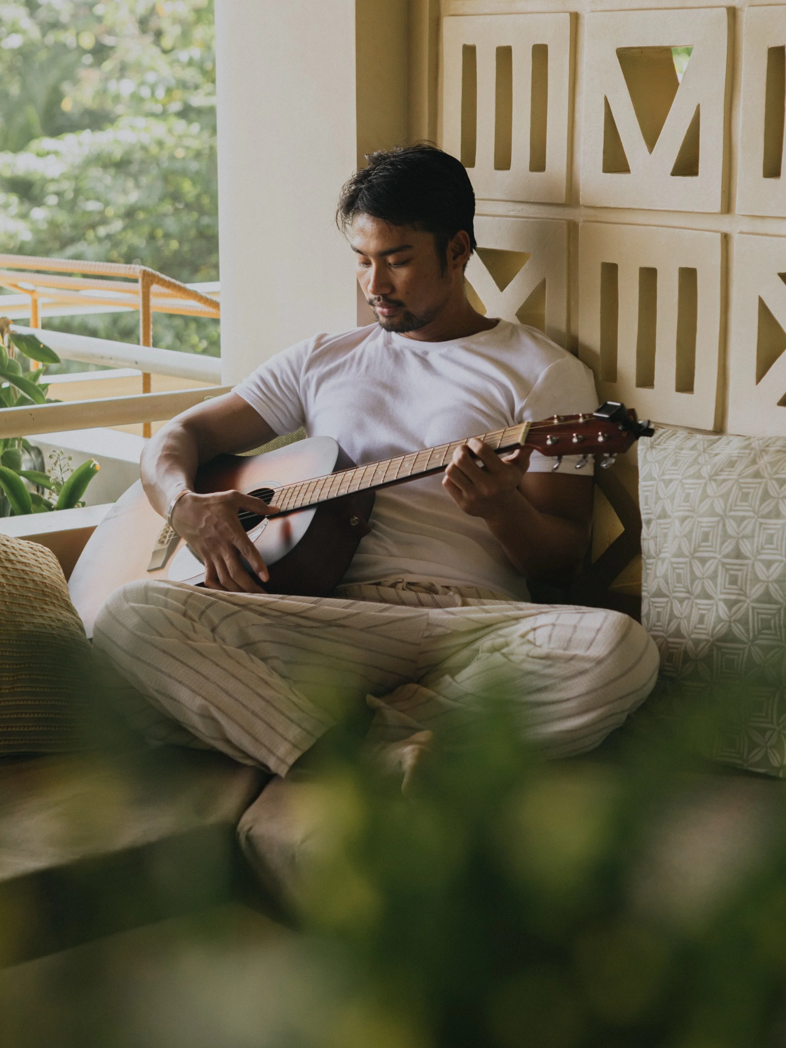 A Sunday at schoenhouse can be as simple as staying in, finding a quiet seat, and letting the day move without a schedule.

For this week&rsquo;s Ruhezeit, we&rsquo;re keeping close to the villa &mdash; with music in the lounge, greenery just outside