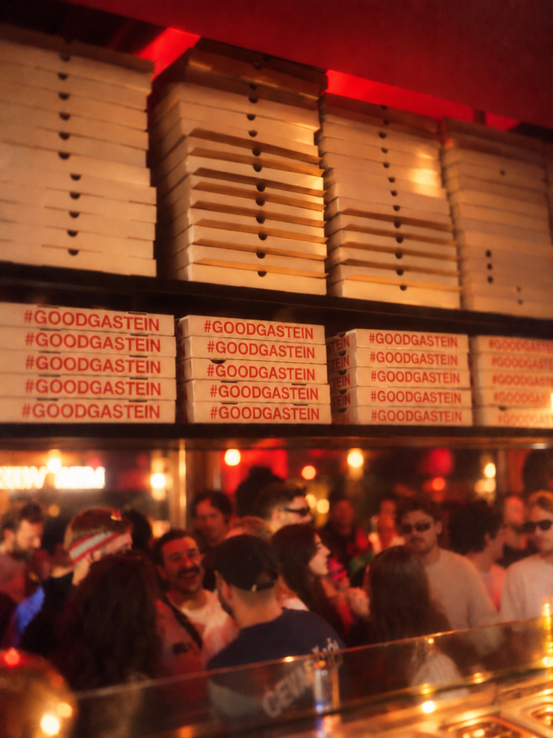 Group celebration with pizza and cocktails at GOOD GASTEIN in Bad Gastein