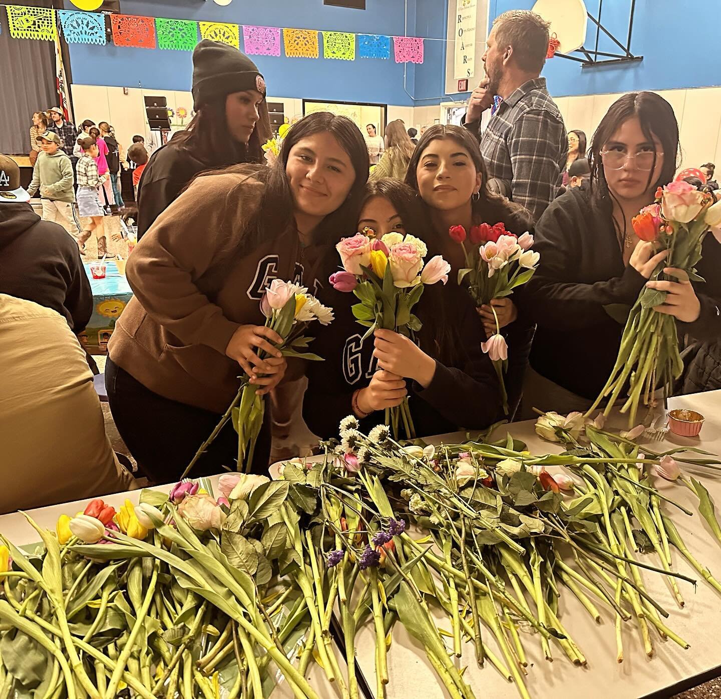 Smiles, laughs, and cheer as these kiddos created floral bouquets for their community at the Dia de Ninos! Thanks Bijou for hosting!
#petalkindness