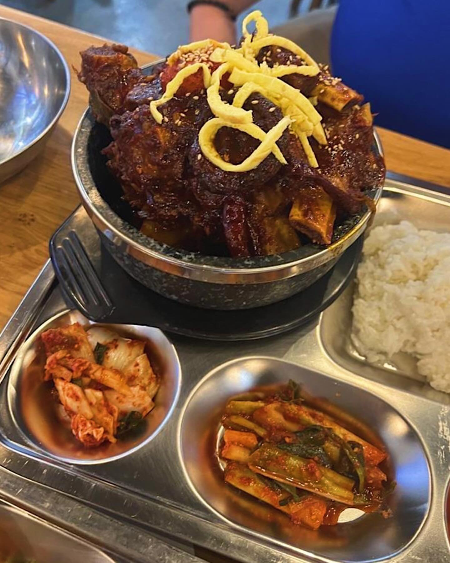 Spicy galbijjim &amp; seolleongtang (mixed protein option) 🤤 Such a wholesome combo #YoungDongSeolleongtang
#UltimateKoreanComfortFood 
_______________________

🍲 Korean Bone Marrow Soup
📍1060 W Frankford Rd suit 200, Carrollton, TX 75007
⏰10:30am