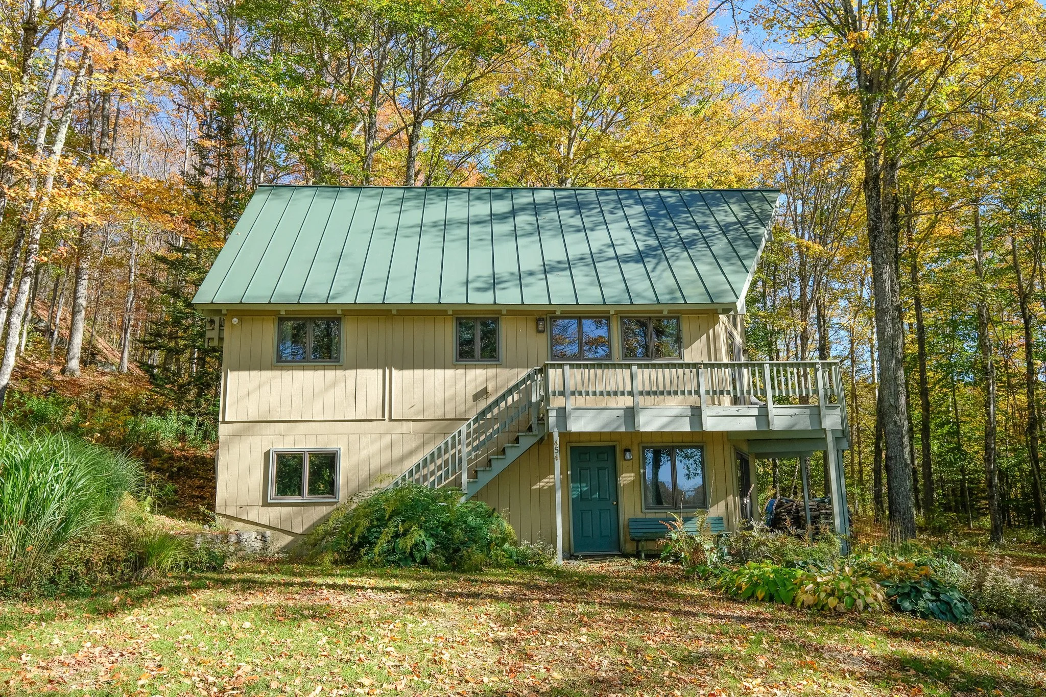 Chalet set amongst Vermont's autumn leaves.