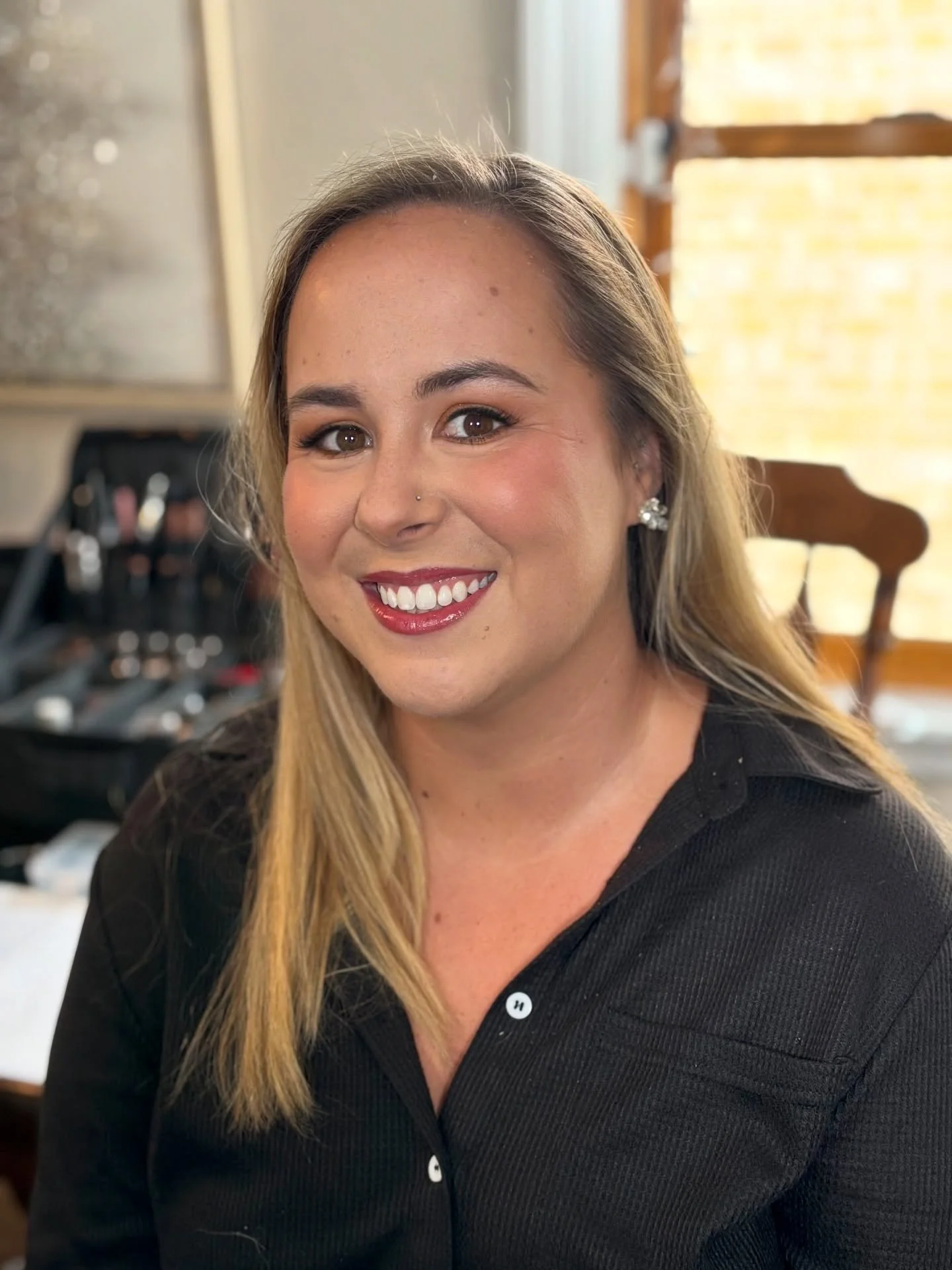 Beautiful bronzey look with a soft red lip on @alanalouxoxo ✨ 

Hair by @shan_tranquility 

#chicagomua #chicagomakeupartist #bridalmakeupartist #chicagobride #chicagomakeup #illinoisbride #2026bride #2027bride #bridesmaidglam #softglam #naturalglam 
