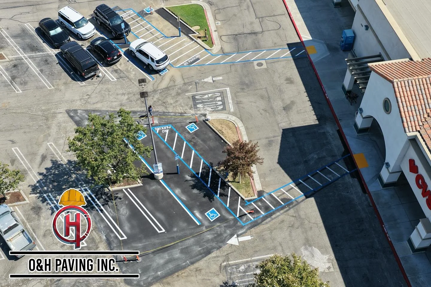 ADA paths, ramps, and stalls looking clean from the sky down. ♿️🚧
Another one done right. (CVS Pharmacy, Bakersfield, CA)
