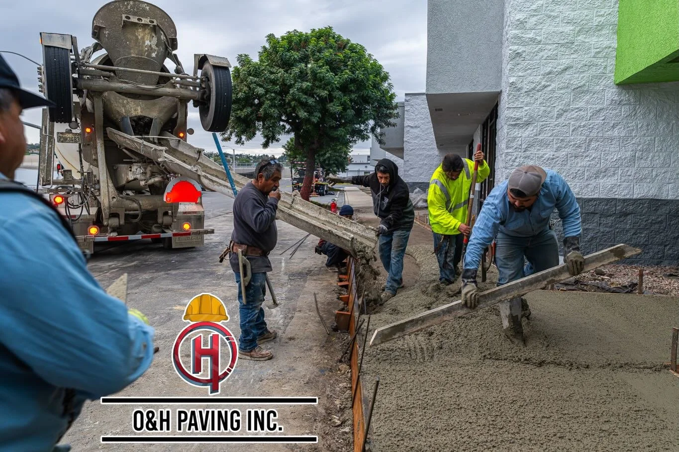 Out with the non-compliant ADA Sidewalk, in with a fresh pour. Bringing this site up to full ADA Compliance with proper grade! ♿️🔥 (Walnut, CA)