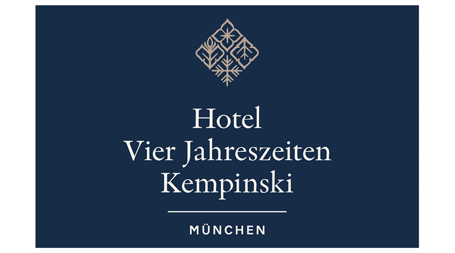 Hotel Schild mit Name "Hotel Vier Jahreszeiten Kempinski" in München, mit Schneeflocke und Blättern im oberen Bereich.