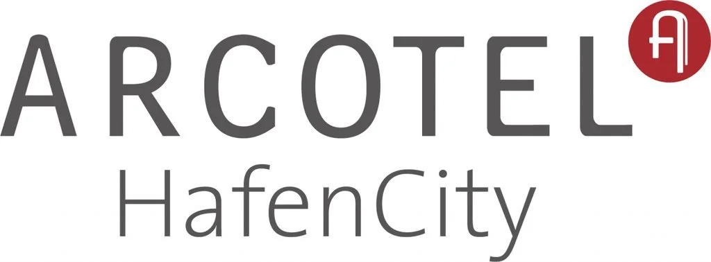 Logo des ARCOTEL Hafencity Hotels mit rotem Kreis und weißem F im oberen rechten Bereich