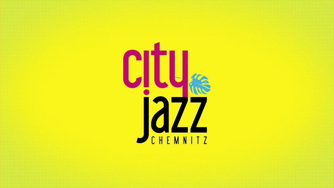 Logo für das City Jazz Festival in Chemnitz, mit gelbem Hintergrund, pinkem und schwarzem Text, und einer blauen Monstera-Blatt-Grafik.