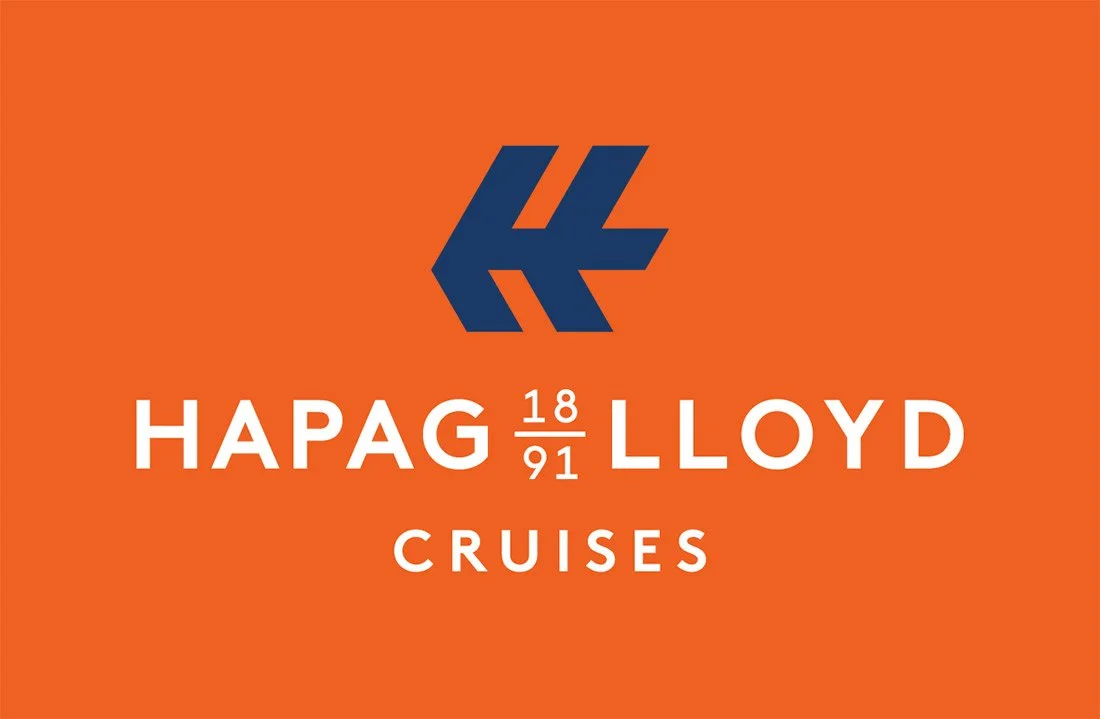 Das Bild zeigt das Logo der Hapag Lloyd Cruises auf orangefarbenem Hintergrund, mit einem blauen Symbol oben und weißen Schriftzug. Das Logo enthält die Worte 'Hapag Lloyd Cruises' und eine Zahlenangabe in der Mitte.